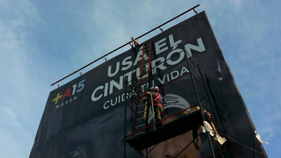 Instalación en altura de un cartel publicitario de gran visibilidad